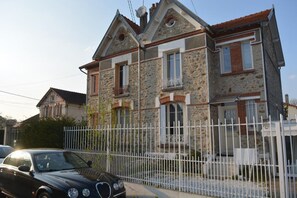 Exterior - The Villa du Chateau. (Château-Thierry)