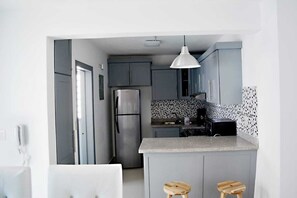 Kjøleskap, mikrobølgeovn, kokeplater og kaffetrakter/tekoker