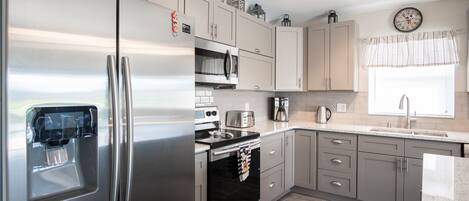 Frigorifero, microonde, forno, piano cottura