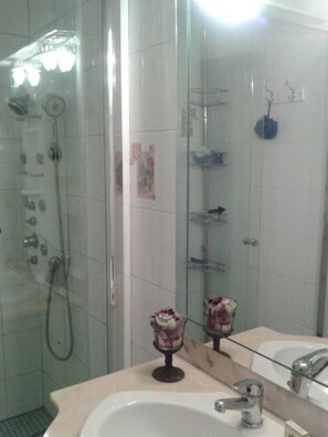 Bathroom - Noa Joli F3 with terraces and sea view (Collioure)