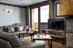 TV, fireplace - Wifi, 50m from ski slopes, fitness, swimming pool, sauna, balcony, parking, tv, ski locker, 48m² (Val Thorens)