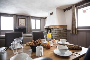 Dining - Wifi, 50m from ski slopes, fitness, swimming pool, sauna, balcony, parking, tv, ski locker, 48m² (Val Thorens)