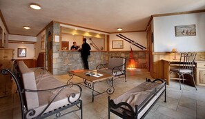 Lobby - Wifi, 50m from ski slopes, fitness, swimming pool, sauna, balcony, parking, tv, ski locker, 48m² (Val Thorens)