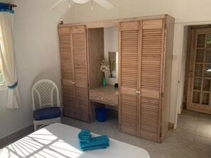 1 habitación, tabla de planchar con plancha y cuna de viaje 