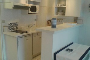 Private kitchen - The Grand Large "Studio / cabin on a cove (Collioure)