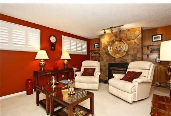 TV, fireplace, books - 2BDR spacious, cozy suite with fireplace (Calgary)