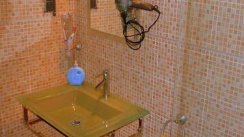 Chuveiro, secador de cabelo, toalhas de banho, sabonete