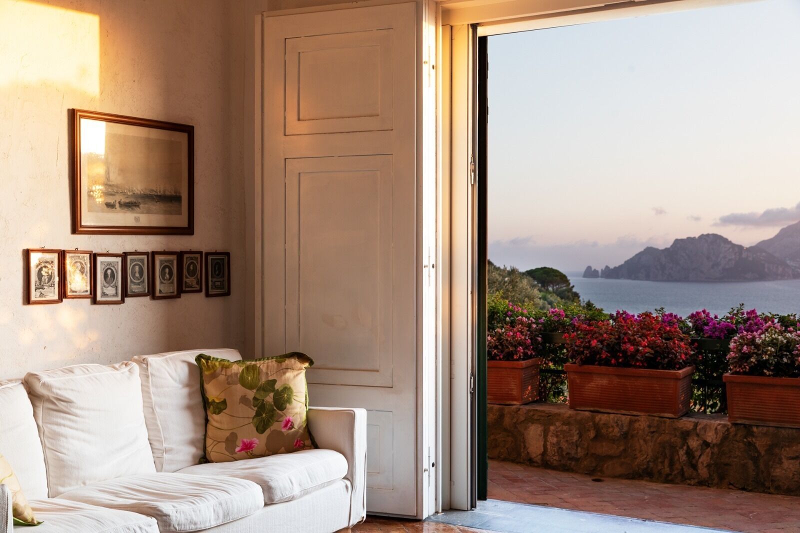 Télévision, cheminée, chaîne hi-fi, imprimantes