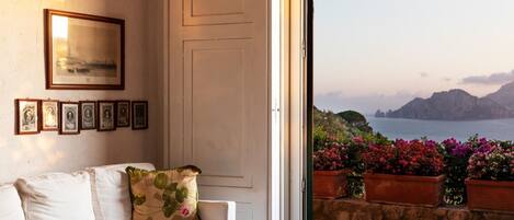 Fernseher, Kamin, Stereoanlage, Drucker