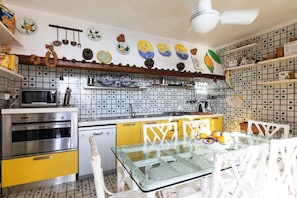 Fridge, oven, dishwasher, coffee/tea maker