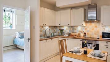 Een vaatwasser, een kinderstoel, een vriezer