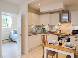 Dishwasher, high chair, freezer - A lovely, modern apartment just 350 yards from the beach. (St Margaret&rsquo;s Bay)