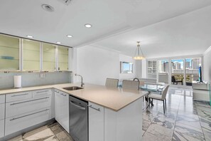 Réfrigérateur, four à micro-ondes, un four, surface de cuisson