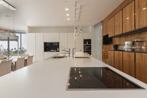 Réfrigérateur, micro-ondes, four, lave-vaisselle