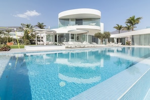 An infinity pool, a heated pool - Villa Oasis del Sur (Adeje)