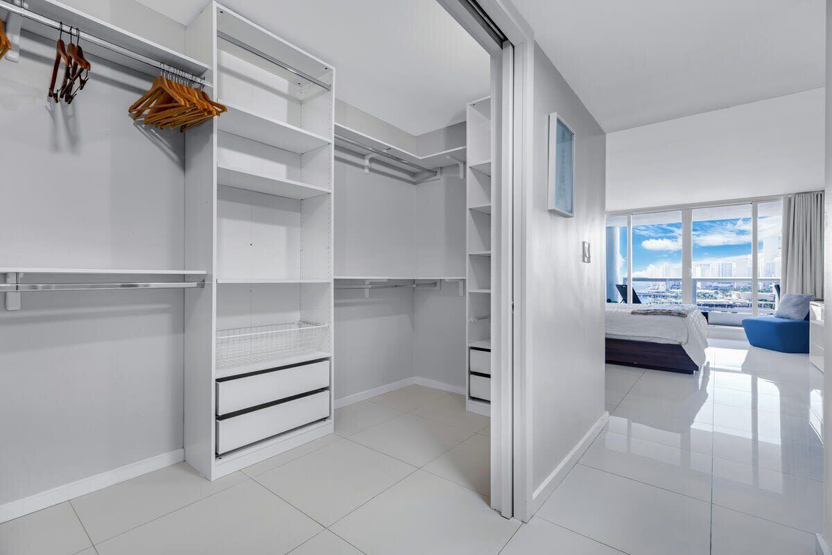 3 間睡房、書桌、熨斗/熨衫板、可攜式嬰兒床