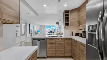 Refrigerador, microondas, horno y parrilla de estufa