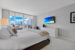 3 makuuhuonetta, työpöytä, silitysrauta/-lauta, vauvan matkasänky