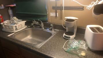 Kühlschrank, Mikrowelle, Wasserkocher mit Kaffee-/Teezubehör, Toaster