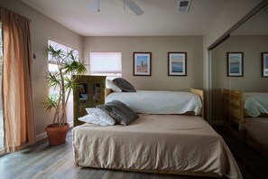 3 bedrooms, desk, travel cot, WiFi - Bright and Hip Bay Park Bungalow (San Diego)