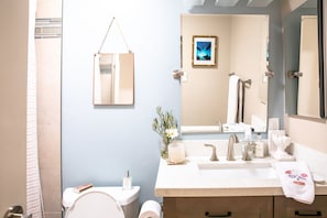 Combined shower/bathtub - Bright and Hip Bay Park Bungalow (San Diego)