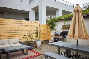 Outdoor dining - Bright and Hip Bay Park Bungalow (San Diego)