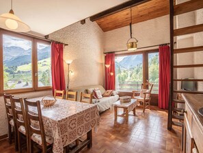 Living area - 50m from slopes, sleeps 6, apt in La Clusaz (La Clusaz)