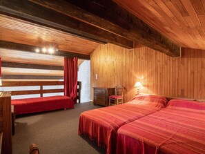 Room - 50m from slopes, sleeps 6, apt in La Clusaz (La Clusaz)