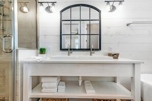 Combined shower/bathtub, towels - Morning View by GSVR | Luxury Beachfront w/ Pool, Elevator & Handicap Access + FREE Activities/Golf (Gulf Shores)