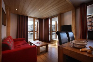 Living area - Wifi, ski-in/ski-out & foot of the slopes, fitness, swimming pool, sauna, hammam, balcony, parking (Les Arcs)