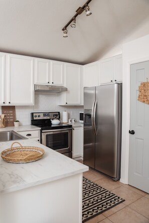 Kylskåp, mikrovågsugn, ugn och spishäll