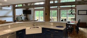 Timber Lodge - New Lake House nær Cooperstown