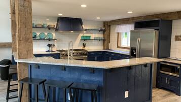 Réfrigérateur, four à micro-ondes, un four, surface de cuisson