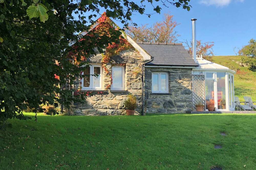Romantic Stone built cottage with Log burner