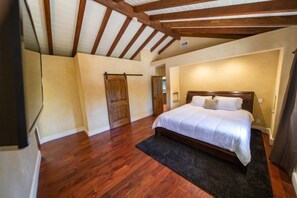 4 Schlafzimmer, Schreibtisch, Bügeleisen/Bügelbrett, Reisekinderbett