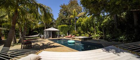 Piscina all'aperto, una piscina riscaldata