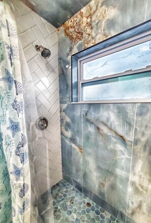 Dusche, Haartrockner, Handtücher, Seife
