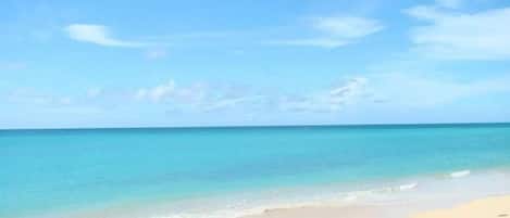 Playa en los alrededores, camastros y toallas de playa