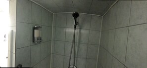 Douche, sèche-cheveux, serviettes fournies, savon