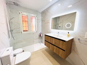 Baignoire, baignoire à jets, sèche-cheveux, bidet