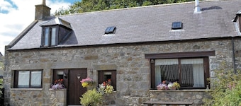 Koselig hytte med tømmerbrenner, i fredelig beliggenhet i nærheten av elv og skog.