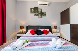 3 bedrooms, iron/ironing board, WiFi, bed sheets