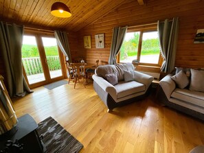 TV, fireplace, DVD player, books - Two bedroom logcabin with spectacular view and private balcony (Huntly)