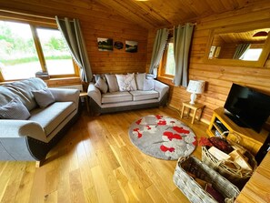 TV, fireplace, DVD player, books - Two bedroom logcabin with spectacular view and private balcony (Huntly)