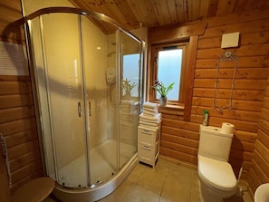 Shower, hair dryer, towels, soap - Two bedroom logcabin with spectacular view and private balcony (Huntly)