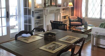 Viihtyisä mökki - Keskusta Waybanan sydämessä