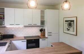 Réfrigérateur, four à micro-ondes, surface de cuisson, lave-vaisselle