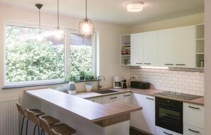Réfrigérateur, four à micro-ondes, surface de cuisson, lave-vaisselle
