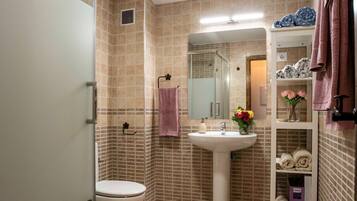 ヘアドライヤー、タオル、石鹸、シャンプー