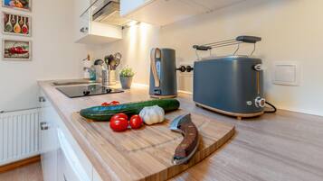 Kühlschrank, Mikrowelle, Herdplatte, Wasserkocher mit Kaffee-/Teezubehör